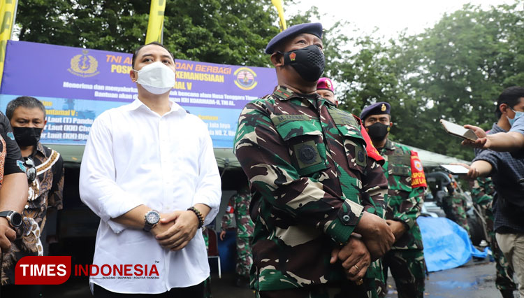 Danlantamal V Laksamana Pertama TNI Mohamad Zaenal bersama Wali Kota Surabaya Eri Cahyadi di posko bantuan kemanusiaan untuk NTT. (FOTO: Humas Pemkot Surabaya for TIMES Indonesia) 