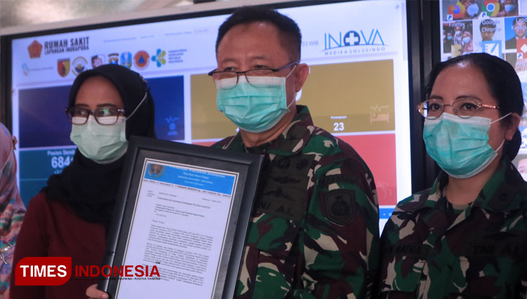Kepala Rumah Sakit Lapangan Indrapura (RSLI) Surabaya, Laksamana Pertama dr I Dewa Gede Nalendra Djaya Iswara menunjukkan surat pemberitahuan dan argumentasi PWI Jatim Award 2021, Kamis (8/4/2021). (FOTO: Lely Yuana/TIMES Indonesia) 