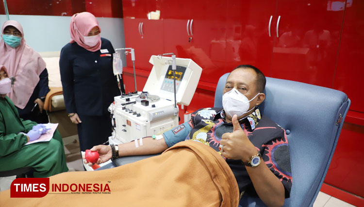 Wakil Wali Kota Surabaya Armuji saat melakukan donor plasma konvalesen. (FOTO : Humas Pemkot Surabaya for TIMES Indonesia) 