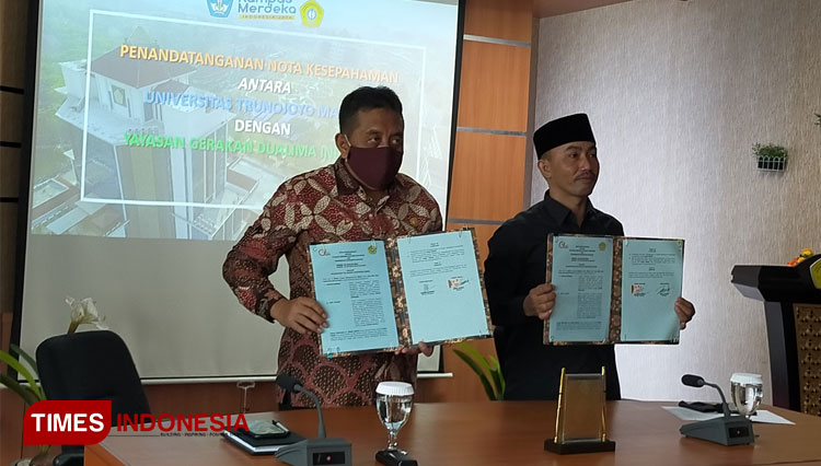 Rektor UTM, Dr Muh Syarif dan Ketua G25 Indonesia, Dasuki Rahmad usai menandatangani MoU. (FOTO: Riyan Pandi for TIMES Indonesia)