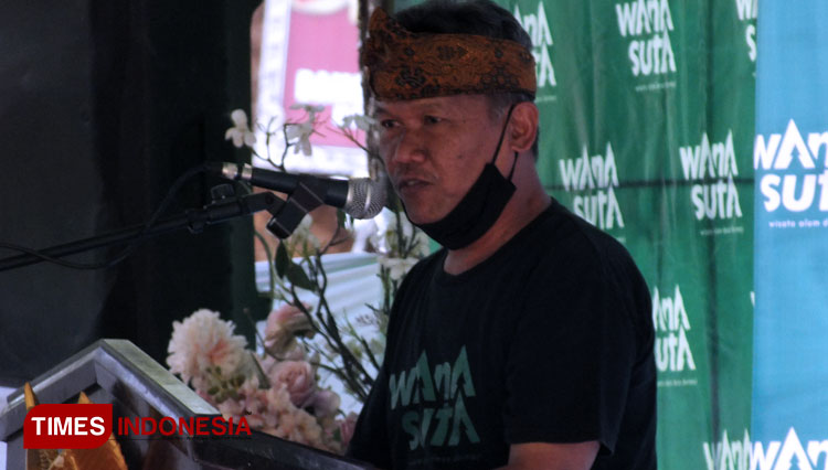 Haryoto, Manajer Wisata Alam Wanasuta Desa Dermaji saat menyampaikan perjalanan waktu sejarah Wanasuta. (FOTO: Sutrisno/TIMES Indonesia)