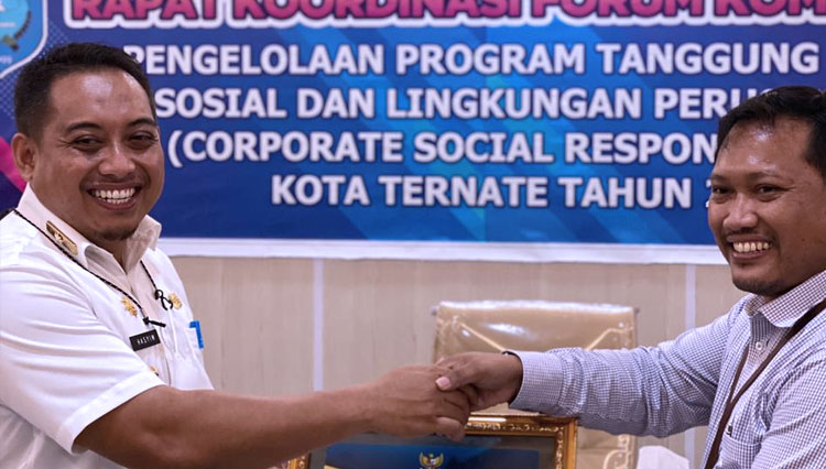 Plh Wali Kota Ternate, Hasyim Daeng Barang (Kiri) menyerahkan piagam penghargaan kepada Tulus, yang mewakili BI Malut. (Foto: Dok BI Malut)