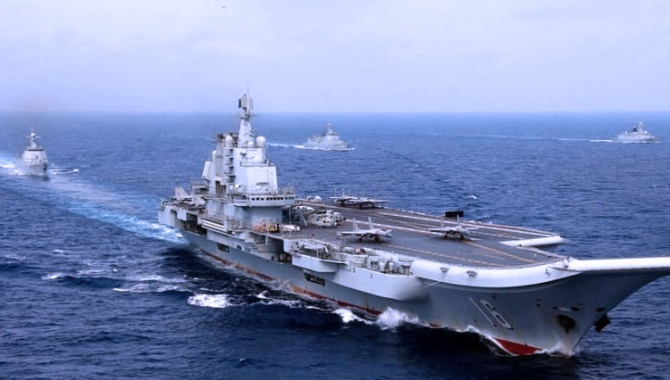 Kapal induk China, Liaoning saat memimpin latihan angkatan laut di dekat Taiwan yang merupakan sekutu Amerika Serikat dan China mengkonfirmasi juga melacak keberadaan kapal perusak USS John McCain yang berlayar melalui Selat Taiwan. (FOTO:Al Jazeera/Reute
