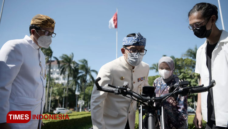Gubernur Jabar Ridwan Kamil Sosialisasi dan Pameran Kendaraan Bermotor Listrik Berbasis Baterai pada Lingkungan Pemprov Jabar, di Gedung Pakuan, Kota Bandung, Kamis (8/4/21). (Foto: Humas Jabar)