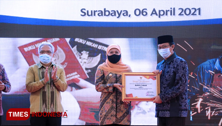 Bupati Tuban, H. Fathul Huda menerima penghargaan K3 terbaik V Tingkat Provinsi Jawa Timur dari Gubernur Jatim Khofifah Indar Pawaransa di Gedung Negara Grahadi, Surabaya. (FOTO: Agus Media Center Tuban for TIMES Indonesia)