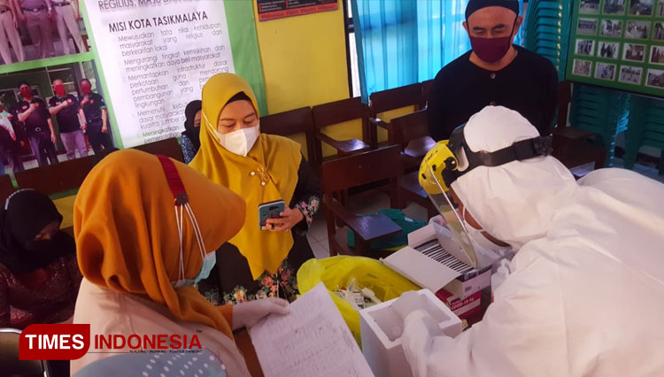 Tenaga Kesehatan sedang para pegawai kelurahan yang akan melaksanan tes swab di  Kantor Kelurahan Kahuripan, Kecamatan Tawang, Kota Tasikmalaya (FOTO: Harniwan Obech/TIMES Indonesia)
