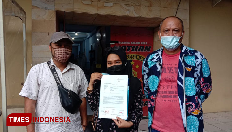 Salah satu jurnalis Nusadaily.com didampingi CEO dan COO saat melaporkan ke Polresta Malang Kota, Kamis (8/4/2021). (Foto: Dok. Nusadaily for TIMES Indonesia)