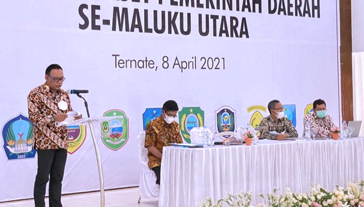 Sekretaris Daerah Samsuddin A Kadir memberikan sambutan di acara Rakor bersama KPK RI di Ternate. (Foto: dok Biro PKKP Malut)