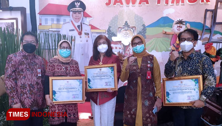 PEMBERIAN penghargaan kepada Prof. Dr. Ir. Suhariningsih oleh Gubernur Jawa Timur Dra. Hj. Khofifah Indar Parawansa. (FOTO: AJP TIMES Indonesia)