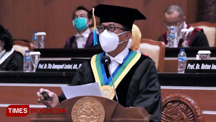 Prof. Dr. Bambang Tri Purwanto, drs., M.S., Apt., menyampaikan orasinya berjudul ‘Kimia Medisinal dan Peranannya dalam Pengembangan Obat Baru’ pada Pengukuhan Guru Besar Fakultas Farmasi Universitas Airlanga (UNAIR), Kamis (8/4/2021). (FOTO: AJP TIMES Ind