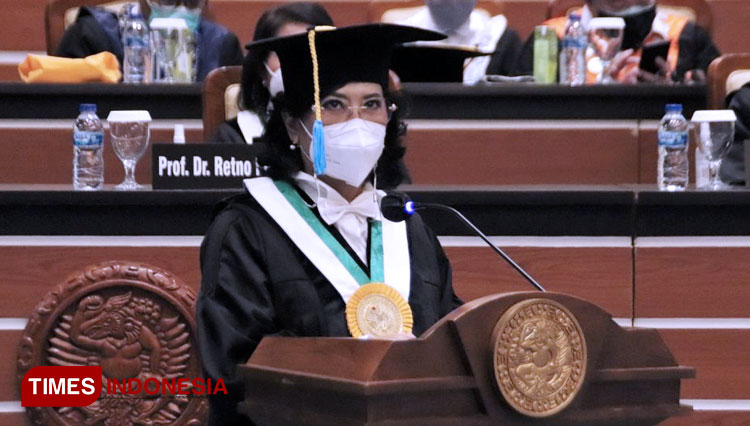 Prof. Dr. Theresia Indah Budhy Sulisetyawati, drg., M.Kes. resmi dikukuhkan sebagai guru besar bidang Patologi Mulut dan Maksilofasial Univeristas Airlangga (UNAIR) pada Kamis (8/4/2021). (FOTO: AJP TIMES Indonesia)