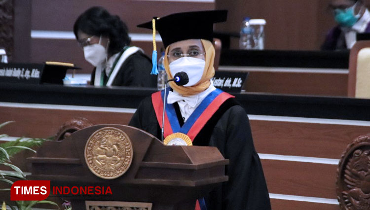 Prof. Dr. Tita Damayanti Lestari, drh., M.Sc., guru besar aktif ke-33 dari Fakultas Kedokteran Hewan (FKH) saat pengukuhan guru besar pada Kamis (8/4/2021). (FOTO: AJP TIMES Indonesia)