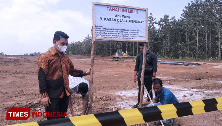 Ahli waris R. Kasan Djajadiningrat pasang plang lahan kepemilikan di wilayah Ujungjaya yang terkena proyek pengerjaan Tol Cisumdawu (Foto: Alan Dahlan/TIMES Indonesia)