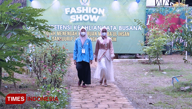 Fashion show oleh model yang juga siswi SMK Mambaul Ihsan Gresik (FOTO: Akmal/TIMES Indonesia)