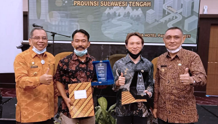 Pj. Sekdaprov Mulyono pose bersama usai menyerahkan penghargaan ketaatan dalam pengelolaan lingkungan hidup (Proper). (FOTO: Humas Pemprov Sulteng for TIMES Indonesia)
