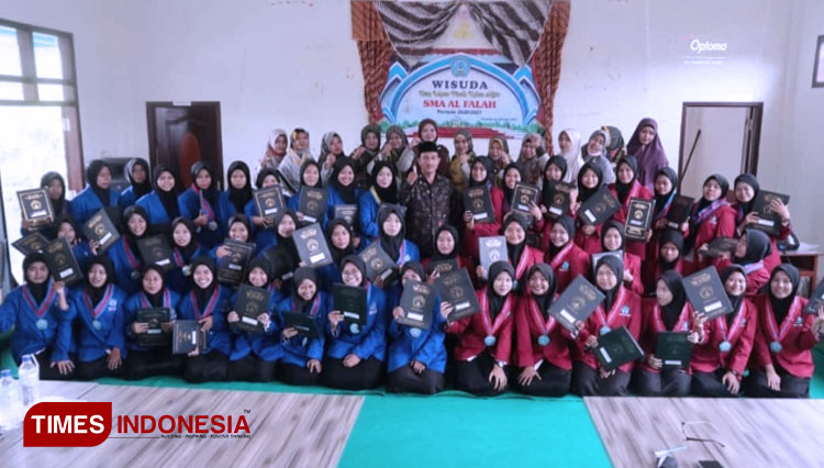 Siswa SMA Al-Falah foto bersama usai di wisuda periode 2020-2021 yang berlangsung di Aula SMA Al-Falah.(Foto: Akhmad Syafi'i/TIMES Indonesia)