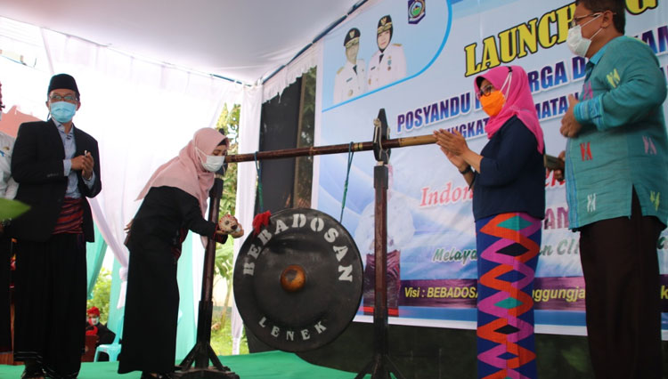 Wakil Gubernur NTB Sitti Rohmi Djalillah saat meluncurkan Posyandu Keluarga dan Kampung KB di Lombok Timur. (FOTO: Dinas Kominfotik NTB)