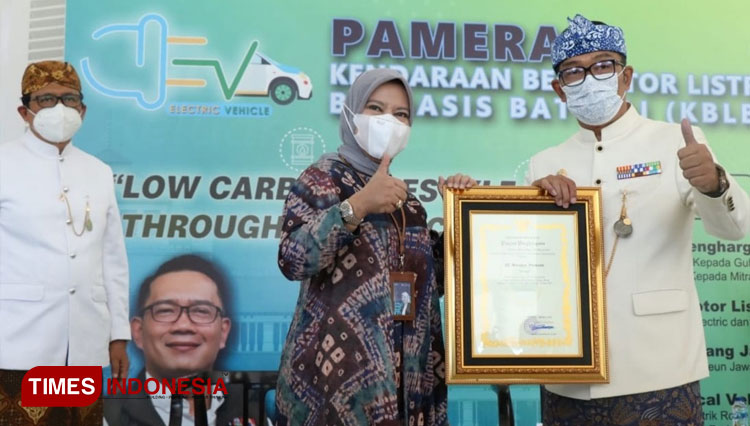 PT Surveyor Indonesia menerima Piagam Penghargaan dari Gubernur Jawa Barat Ridwan Kamil di Gedung Pakuan, Kamis (8/4/21).(FOTO: Iwa/TIMES Indonesia)