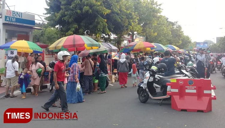 Suasana pasar takjil di jalan A Yani Kota Blitar pada bulan ramadan tahun 2019. (Foto : Dok Times Indonesia) 