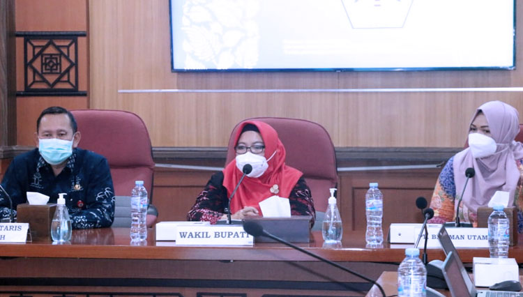Wabup Aminatun Habibah saat membuka uji kompetensi pejabat (Foto: Humas Pemkab Gresik for TIMES Indonesia)