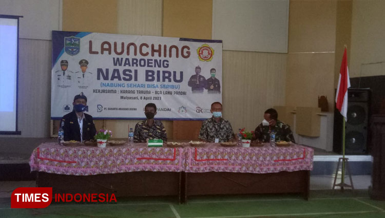 Wakil Wali Kota Banjar didampingi ketua Karang Taruna dan PT Danarta selaku anak perusahaan BCA dalam acara peluncuran Nasi Biru (Foto: Susi/TIMES Indonesia)