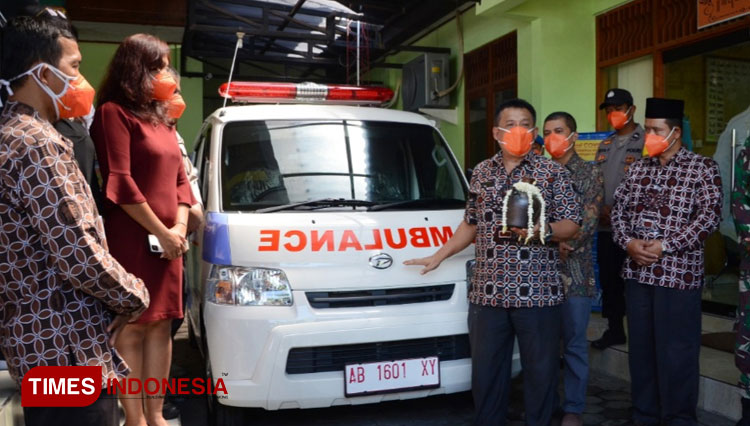 Wakil Bupati Bantul Joko B Purnomo menerima bantuan mobil ambulance dari Yayasan Jito Medika Indonesia bekerjasama dengan produsen masker Jito PT. Maesindo Indonesia kepada Kalurahan Bangunjiwo, Kasihan, Bantul. (Foto: Wiwit/TIMES Indonesia)