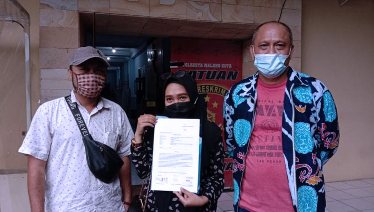 Manajemen dan jurnalis Nusadaily saat melapor di Mapolresta Malang Kota. (foto: nusadaily)