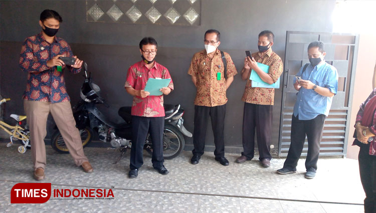 Juru Sita Pengadilan Negeri Banjarnegara, Jawa Tengah tengah bacakan eksekusi pengosongan rumah. (FOTO: Muchlas Hamidi/TIMES Indonesia)