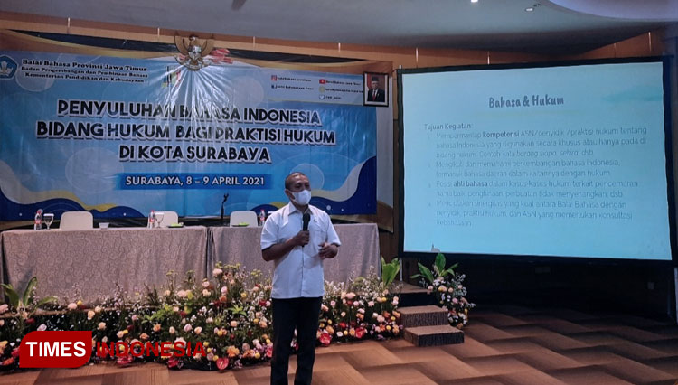 Kepala Balai Bahasa Provinsi Jawa Timur Dr. Asrif. M.Hum saat memberikan materi mengenai tujuan penyuluhan (Foto: Shinta Miranda/TIMES Indonesia)