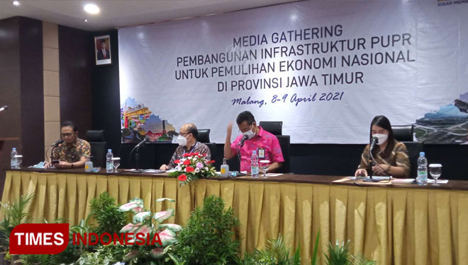 Kepala BBJPN Jawa Timur-Bali, Ditjen Bina Marga Ir Achmad Subki ketika memaparkan materi. (Foto : Binar Gumilang/TIMES Indonesia).