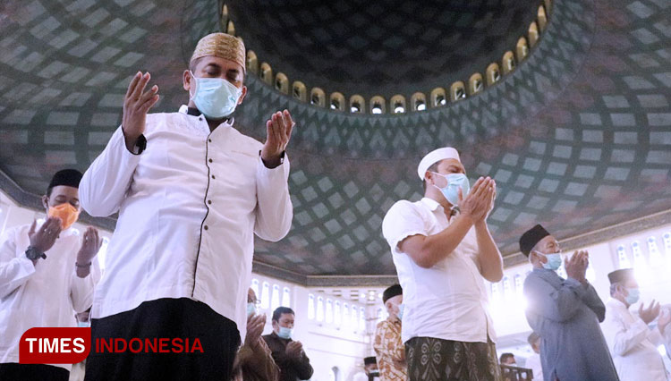 Jamaah masjid nasional Al-Akbar Surabaya melaksanakan shalat berjamaah di tengah pandemi Covid-19. (FOTO: Dok. TIMES Indonesia) 