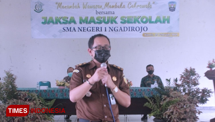 Mirzantio-Erdinanda-dan-Gedung-Kejari-Pacitan-2.jpg