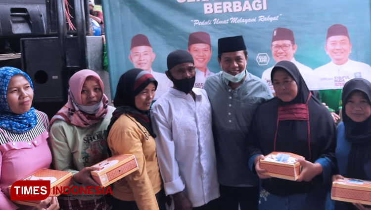 Ketua DPC PKB Kabupaten Bandung HM Dadang Supriatna saat Gerakan Jumat Berbagi di Masjid Al Furqon, Kp Cimanis, Ds Mangunajaya, Kec Arjasari, Kab Bandung, Jumat (9/4/21). (FOTO: Iwa/TIMES Indonesia)