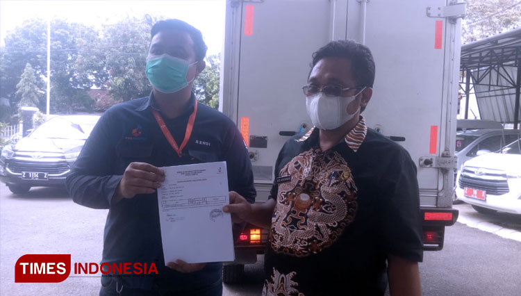 Sekretaris Dinkes saat menerima dokumen vaksin dari Kemenkes (FOTO: Susi/TIMES Indonesia)