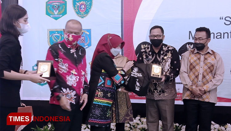 Plh Walikota Bontang, Aji Erlynawati bersama Kepala Kesbangpol Bontang, Sony Suwito Adicahyono menyerahkan plakat kepada Kepala Kesbangpol Se Kaltim (FOTO: Jumardi/TIMES Indonesia)