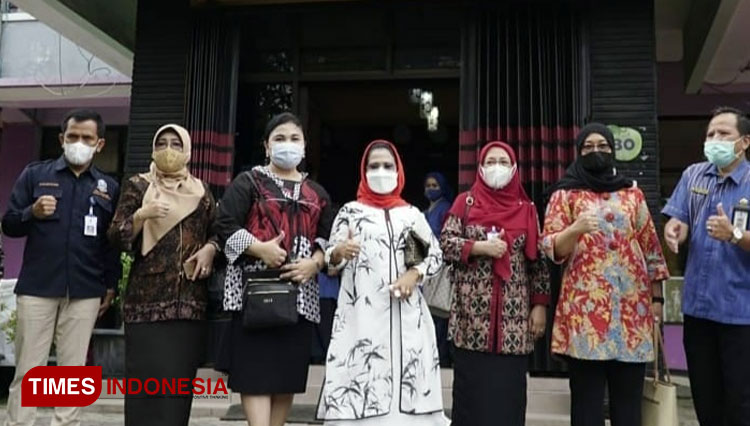 Sri Untari bersama anggota Komisi E DPRD Jatim berfoto bersama para siswa di depan karyanya. (Foto: Sri Untari for TIMES Indonesia)