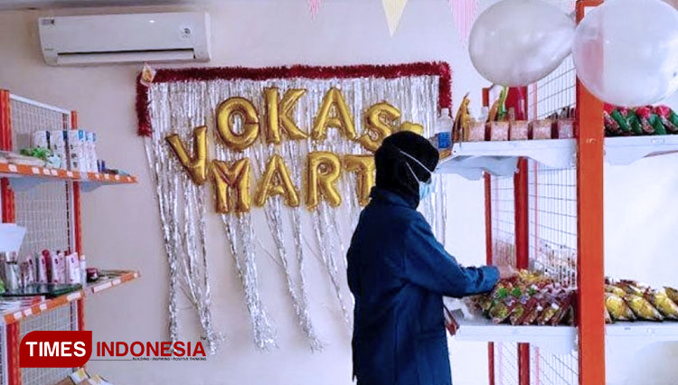 DEKAN Fakultas Vokasi Unair, Prof. Dr. Anwar Ma’ruf, M.Kes, drh. ketika wawancara Grand Re-Opening Vokasi Mart pada Rabu (7/4/2021). (FOTO: AJP TIMES Indonesia)