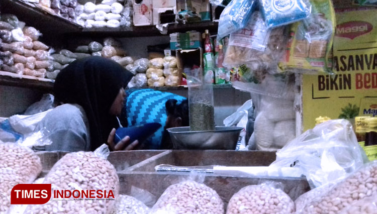 Salah satu pedagang di Pasar Gresik (FOTO: Akmal/TIMES Indonesia)
