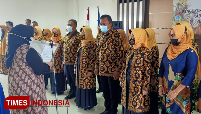 Wakil Bupati Lisdyarita, kukuhkan pengurus DPC HIPKI dan DPC HISPPI Ponorogo. (FOTO:Marhaban/TIMES Indonesia)