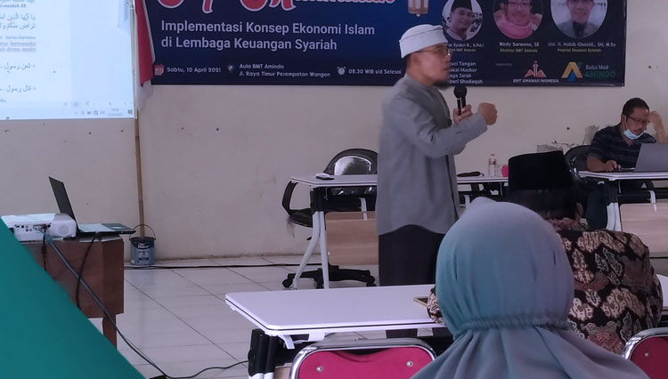 Habib Gozali saat menyampaikan Fiqih Muamalah dalam Implementasi ekonomi Islam di Gedung Serba Guna BMT Amindo. (FOTO: Khozin For TIMES Indonesia)