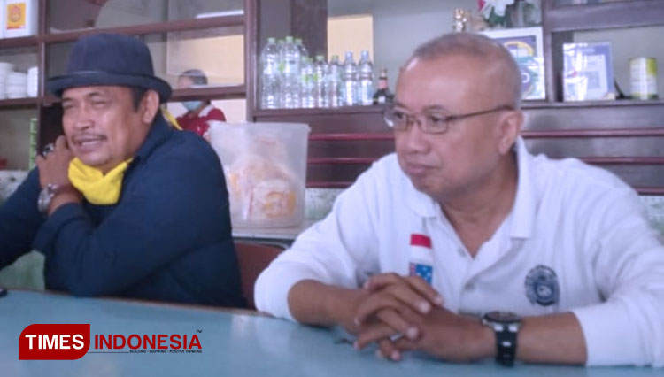 Penasehat Hukum Pemkab Bantul, Muhammad Syafii (kiri) dan mantan Bupati Bantul Suharsono. (FOTO: Edy Setyawan/TIMES Indonesia)
