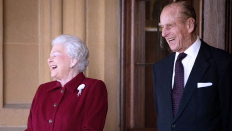 Pangeran Philip bersama Ratu Eizabeth dalam berbagai momen. (FOTO: The Sun/Getty Image)