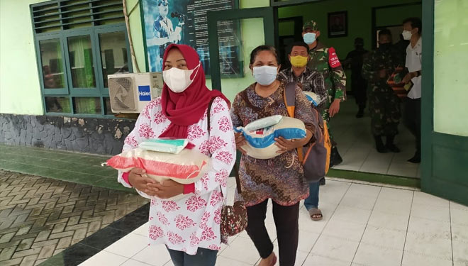 Warga menerima bantuan dari Yayasan Budha Tzu Chi Indonesia bersama Pengusaha Peduli NKRI dan beberapa organisasi lainnya di Aula Makodim 0830/Surabaya Utara.(Dok.Pendam Brawijaya)