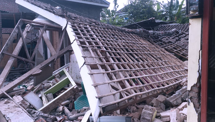 Rumah milik Sanusi di Dampit roboh akibat Gempa. (Foto: PMI Kabupaten Malang for TIMES Indonesia)