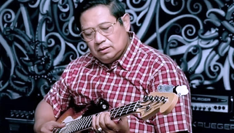 Susilo-Bambang-Yudhoyono-gitar.jpg