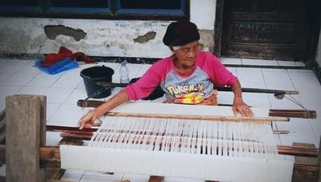 Salah seorang maestro Desa Nunuk, Kabupaten Majalengka, tengah mengerjakan Tenun Gadod. (Foto: Pokdarwis Dangiang Nunuk for TIMES Indonesia)