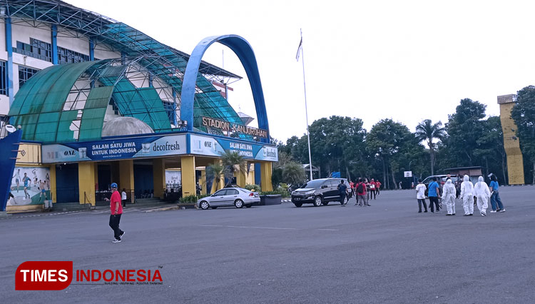 Malang Gempa, Petugas Swab Test Perempat Final Piala Menpora 2021 Berlarian di Stadion Kanjuruhan