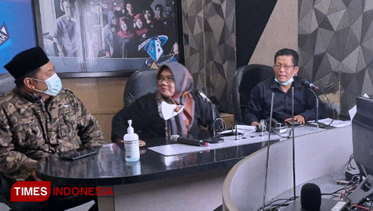 Anggota DPRD Provinsi Jawa Tengah (kiri-kanan) Gus Wakhid Jumali LC, Hj Sri Ruwiyati SE MM dan H Muklis SAg saat Talk Show. (FOTO: Muchlas Hamidi/ TIMES Indonesia)