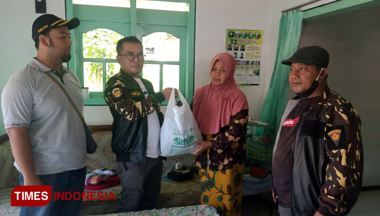 Ketua GP Ansor Kabupaten Malang Husnul Hakim ketika memberikan bantuan kepada korban Gempa. (Foto : GP Ansor Kabupaten Malang for TIMES Indonesia).