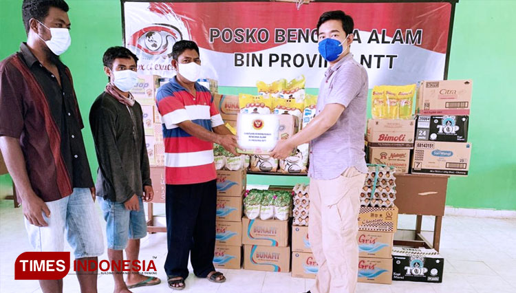 BIN Provinsi NTT saat menyerahkan bantuan kemanusiaan diterima langsung Camat Kambera bersama warga terdampak. (FOTO: Habibudin/TIMES Indonesia) 